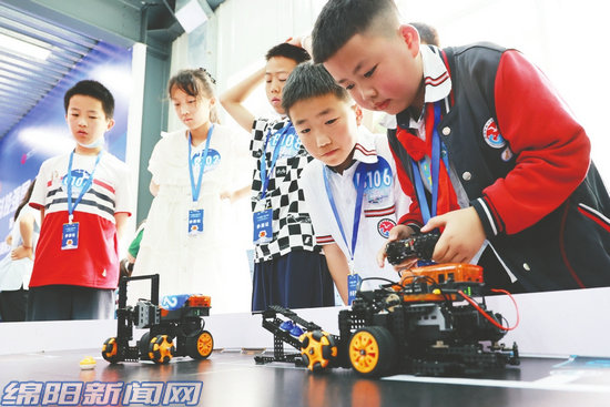 易倍第三届天下青少年科技教诲功效展现大赛四川省地区赛在绵进行